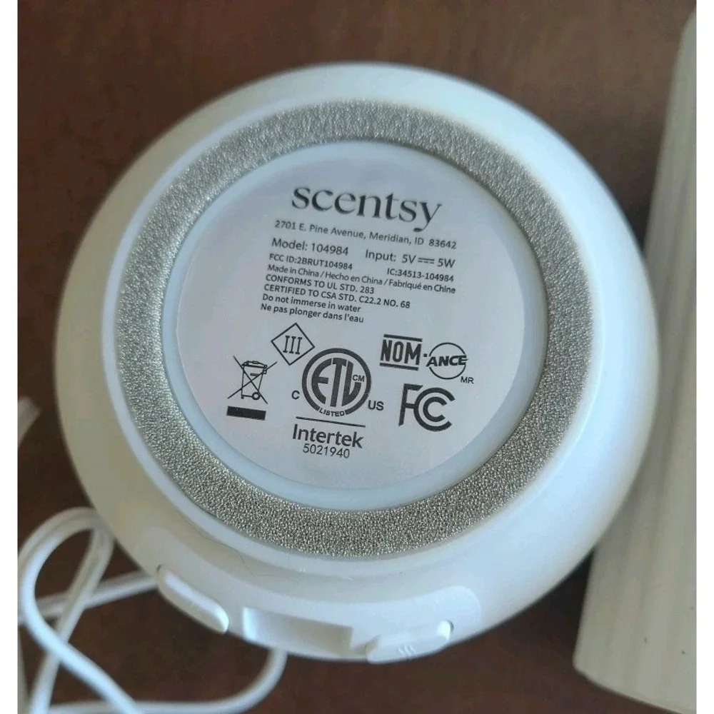 Scentsy Solo Fragrance Cartridge Diffuser Used 40 HRS 2 Cartridges New Open Box